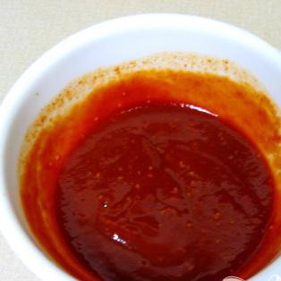 1. Этап. Пряный салат из огурцов: Теперь сделайте соус. Смешайте, пасту красного перца, тёртый или мелко рубленный чеснок, яблочный сок и кукурузный сироп.