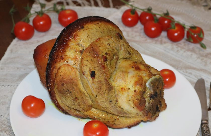 1. Этап. Маринад для свиной рульки в духовке: Эта рулька вкусная как в горячем, так и в холодном виде. Прошу к столу. Приятного аппетита!