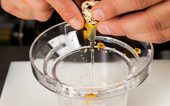 1. Этап. Сырный мусс: 3. Вбейте яйцо. Я рекомендую использовать перепелиное.