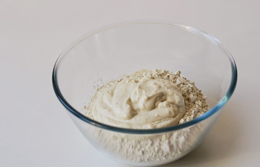 1. Этап. Постный шашлык: Влейте получившееся пюре в миску с глютеном.