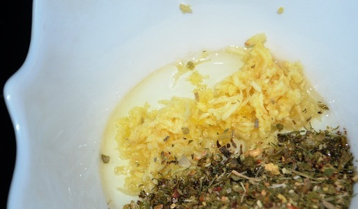 1. Этап. Корона из бараньих ребер: Смешиваем оливковое масло, давленый чеснок и специи