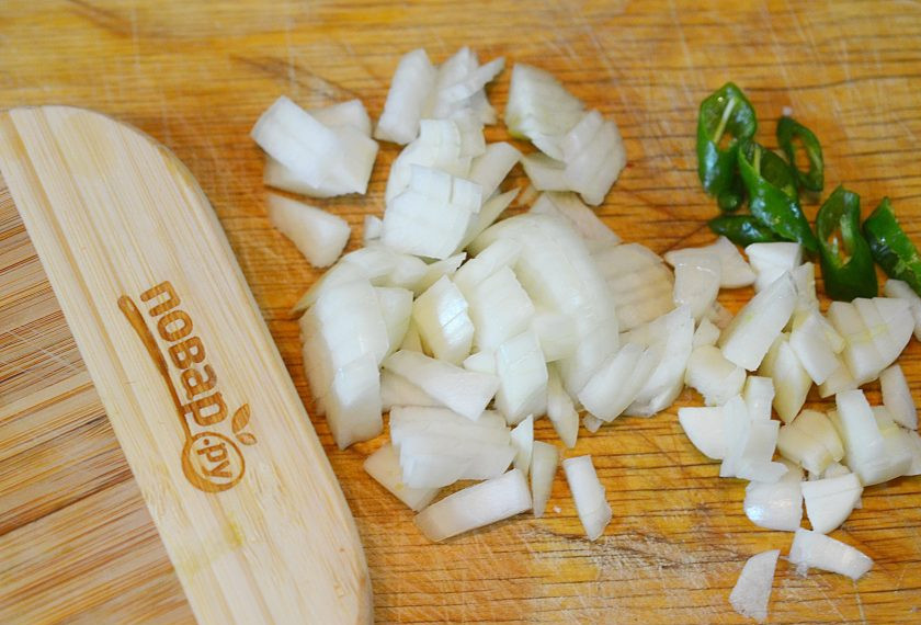 1. Этап. Кхау Пхат (жареный рис): Лук, чеснок и перец чили почистите и нарежьте произвольно.