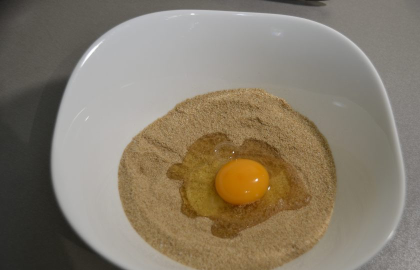 1. Этап. Яичница в блинах: Вбейте в муку по одному 2 яйца.