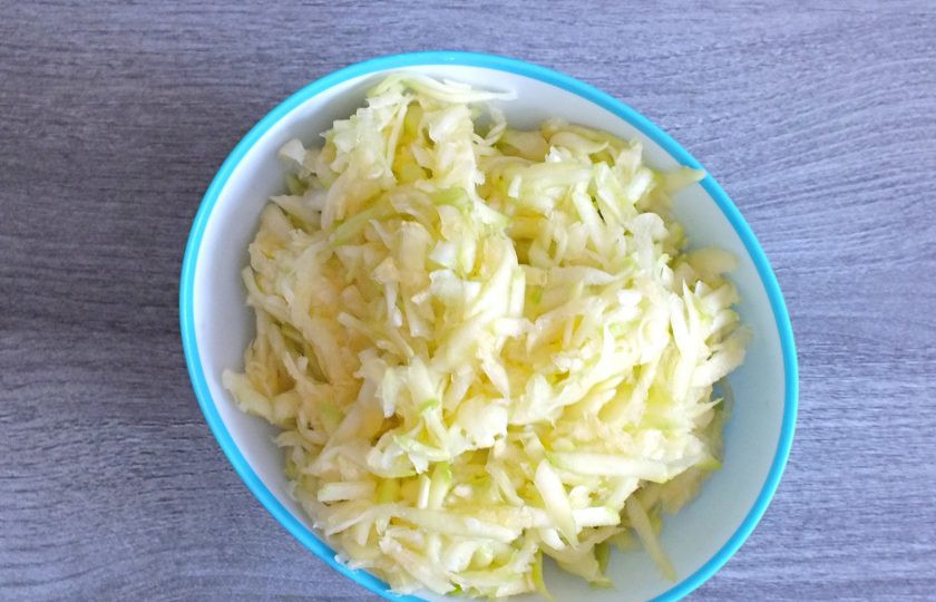 1. Этап. Запеканка из кабачков с курицей в мультиварке: Кабачок очистите от кожуры и натрите на крупной тёрке. Отожмите сок.