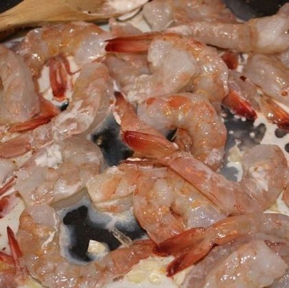 1. Этап. Паста с креветками Амор-Амор: В сковороду добавляем чеснок, соль, красный перец, шпинат (он ужарится). Еще обжариваем 2 минутки.