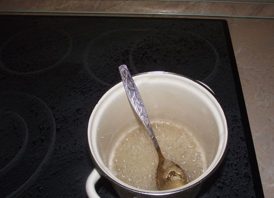 1. Этап. Карамель Петушок: 6. Варить карамель нужно на сильном огне. Тут есть один нюанс: чем дольше она варится, тем насыщеннее будет цвет леденцов. Если вы предпочитаете светлые и прозрачные, нужно вовремя снять кастрюлю с огня.