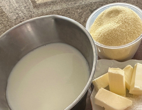 1. Этап. Манная каша без комочков. В мультиварке: А вот про манную, расскажу чуть подробнее. Маленькие, но хитрости есть, чтобы каша получилась исключительно нежно-воздушная, без комков. Ну и повозиться с ней немного придётся. Вот тот набор продуктов, которые нужны, чтобы этот шедевр быстро сотворить. Манка – 1 мерный стаканчик (граммов сто двадцать примерно в него вмещается). Молоко. Вот как по мне, так вполне достаточно, если молоко будет 2,5%. Опытным путем выведено – оптимальное соотношение молока к крупе 1 к 5. Значит пять стаканчиков молока. Сахар – три чайных ложки «с горкой». Но тут дело вкуса. Любите послаще? Положите пять! Соль – неполная чайная ложка «без верха», три четверти где-то. И сорок граммов масла. Коровьего, конечно. С ним вкуснее, чем, например, с касторовым.