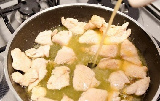 1. Этап. Простой рецепт индейки: Влейте сок лимона и апельсина, добавьте мед, перемешайте.