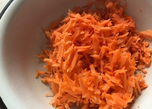 1. Этап. Салат Капустное удовольствие: 3. Морковь очистите и натрите на терку. Выложите в миску к капусте.