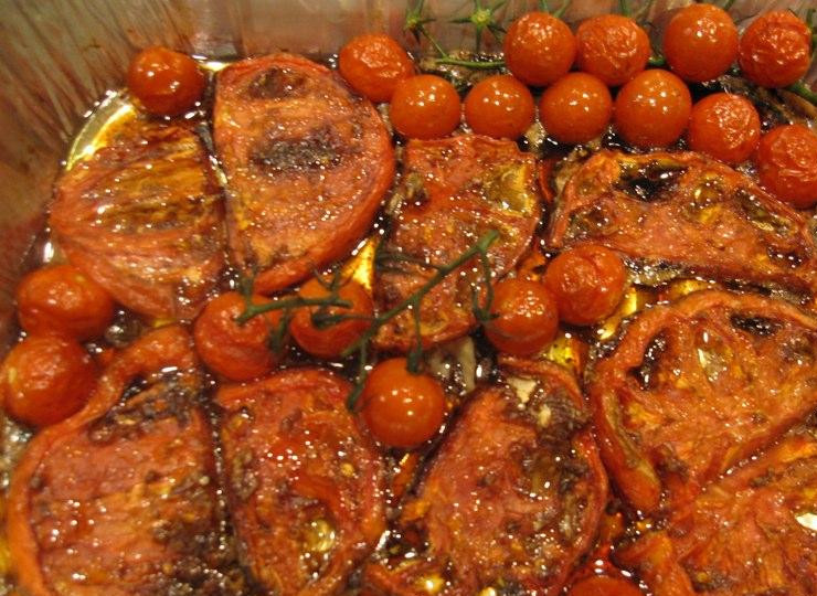 1. Этап. Салат из моцареллы и запечённых помидоров: Помидоры должны приобрести приблизительно такой вид, то есть - запечься.