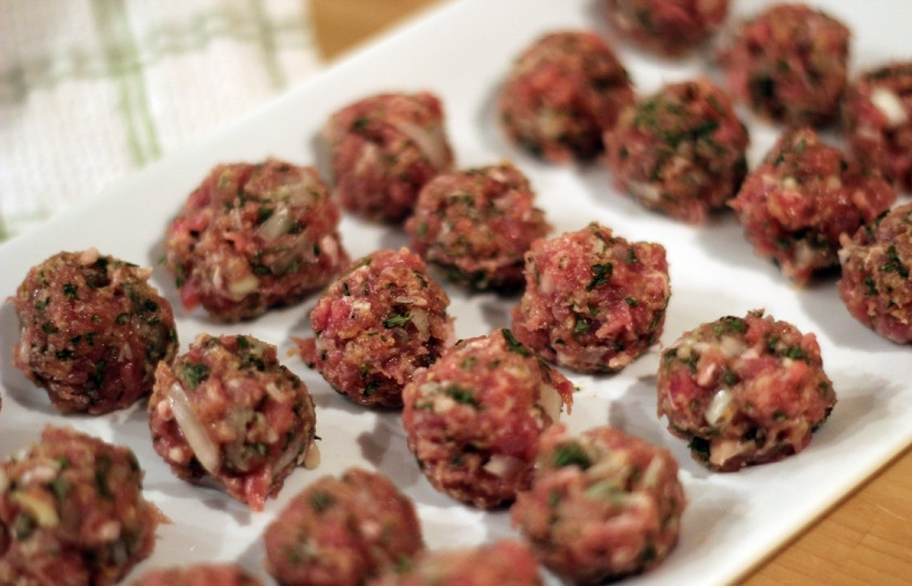 1. Этап. Суп с фрикадельками из индейки: 2. Лепим фрикадельки, а параллельно уже ставим кастрюльку с бульоном. Когда закипит - бросаем фрикадельки и измельченный эндивий. Уменьшим огонь.