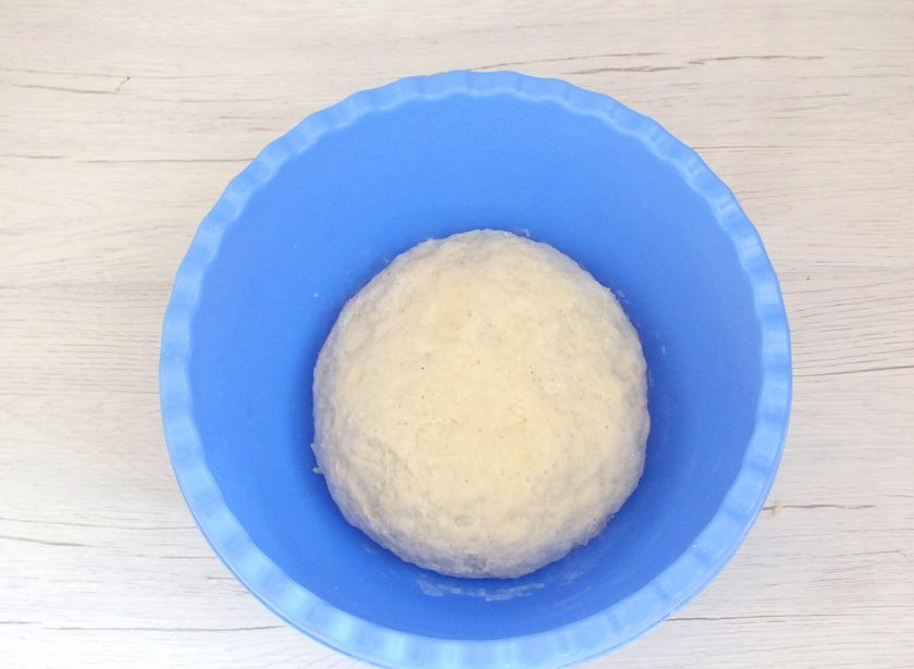 1. Этап. Булочки Даллас: Замесите мягкое и податливое тесто. К рукам оно липнуть не должно. Округлите, положите в чашу, накройте полотенцем и оставьте в теплом месте на 1 час.