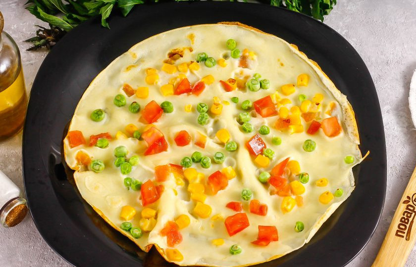 1. Этап. Мексиканские блины: Выложите горячий блин на тарелку и таким же образом приготовьте и остальные мексиканские блины.