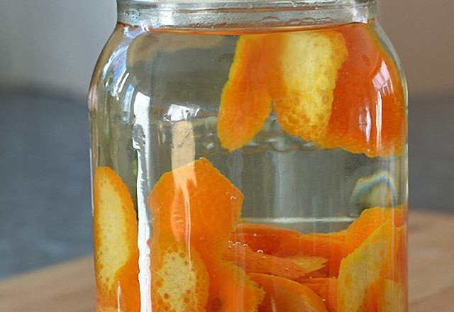 1. Этап. Апельсиновая настойка на самогоне: Положите кожуру в бутыль. Залейте самогоном и оставьте настаиваться. Через семь дней можно слить 