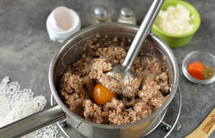 1. Этап. Диетические гречневые оладьи: Добавьте 1-2 куриных яйца, пробейте немного кашу погружным блендером до состояния пюре.