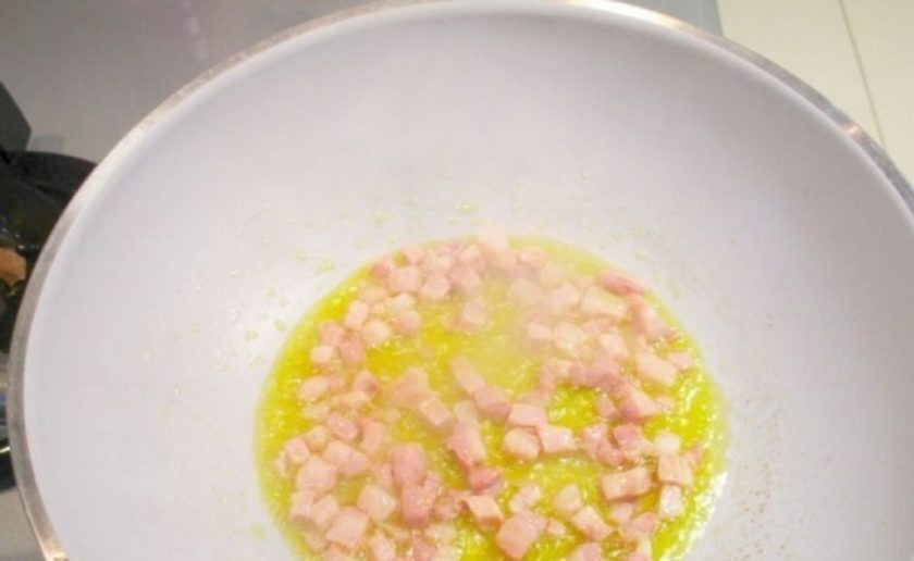 1. Этап. Карбонара без яиц: Разогрейте в глубокой сковороде немного оливкового масла (можно приправить зубчиком чеснока), затем добавьте нарезанный кубиками бекон и обжарьте.