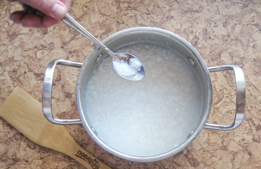 1. Этап. Рисовая молочная каша как в детском саду: Варите рис пока он хорошо не разварится. Он должен приобрести консистенцию густого крема. Посолите по вкусу.