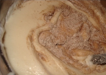 1. Этап. Торт Прага по ГОСТу: Просеиваем муку с какао, добавляем их к яичной смеси. И очень аккуратно перемешиваем от края к центру.