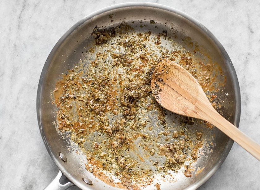 1. Этап. Куриные бедрышки на сковороде: 3. Переложите готовые бедра в тарелку, а сковороду верните на огонь. Выложите в сковороду измельченные зубчики чеснока, итальянские специи, обжаривайте все 1-2 минуты.