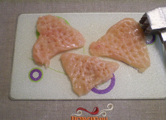 1. Этап. Куриные отбивные кусочками: Каждый кусочек немного отбиваем молотком.