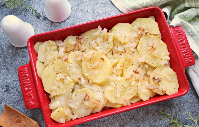 1. Этап. Картошка с копченой курицей в духовке: Репчатый лук мелко порежьте и обжарьте в сковороде с растительным маслом в течение 5 минут, перемешивая. Форму смажьте растительным маслом и выложите картофель ровным слоем. Сверху распределите обжаренный репчатый лук.