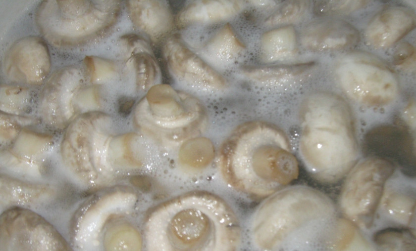 1. Этап. Маринованные вешенки по-корейски: 1. Грибы перебираем, моем. Вешенки режем мелко, маленькие шампиньоны можно оставить целыми.