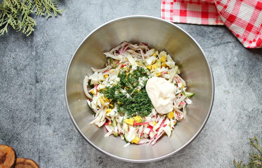 1. Этап. Салат с кальмарами, крабовыми палочками и кукурузой: Заправьте салат майонезом, посолите, добавьте рубленую зелень и все перемешайте. Салат с кальмарами, крабовыми палочками и кукурузой готов.