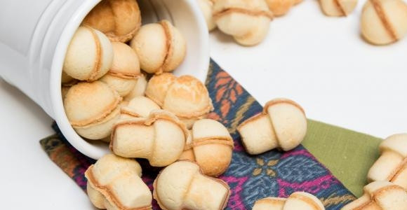 1. Этап. Рецепт печенья Грибочки в формочках: Заполните каждую половинку кремом и соедините два печенья вместе, чтобы сформировать целый гриб.