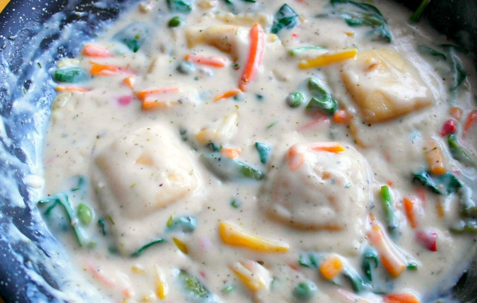 1. Этап. Равиоли в духовке: 4. Следом в сковороду отправьте горошек, равиоли, тонко нарезанный перец, базилик, бекон и соль. Доведите ингредиенты до кипения, а потом тушите 13 минут. В конце всыпьте тёртый сыр.