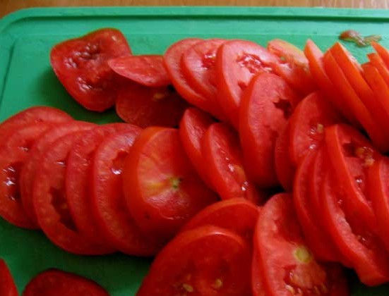 1. Этап. Мясо по-французски из индейки: Порежьте помидоры.