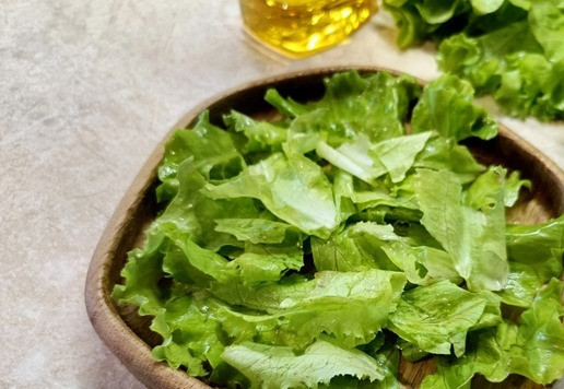 1. Этап. Салат с индейкой и манго: Листья салата, манго и овощи помыть. Салат нарвать кусочками, овощи нарезать ломтиками или кубиком. Лук лучше взять неострый и сочный. На тарелку выложить кусочки салата.