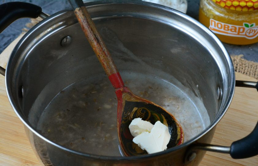 1. Этап. Овсянка с медом на воде: Добавьте в кашу сливочное масло, размешайте и прикройте кастрюлю крышкой. Пусть каша настоится 5-8 минут.