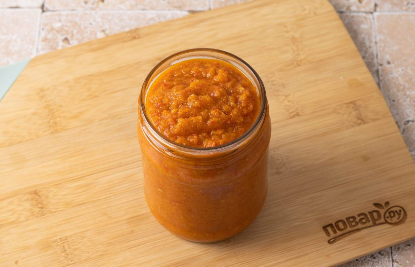 1. Этап. Аджика из кабачков на зиму: Разложите горячую аджику по чистым стерилизованным баночкам.