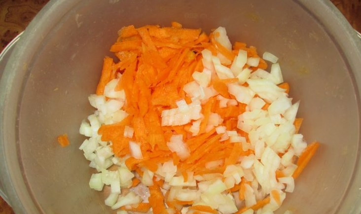 1. Этап. Солянка с грибами и курицей: Лук режем кубиками, морковку трем на терке.