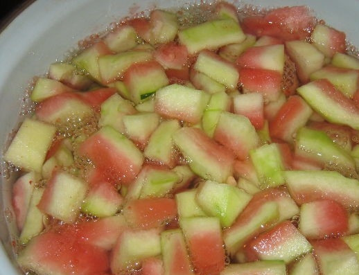 1. Этап. Варенье для внучат: 2. Залейте кусочки горячей воды, проварите 6 минут, откиньте кусочки на сито и охладите.