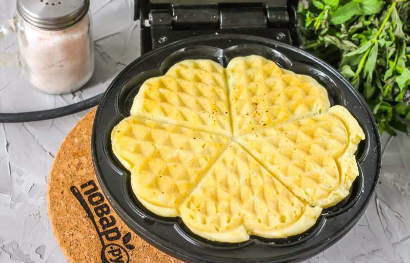 1. Этап. Венские вафли без глютена: Прогрейте вафельницу и смажьте ее панели растительным маслом. Выложите на середину нижней панели 1,5-2 ст.л. теста (в зависимости от ширины панелей вашей техники), закройте технику и испеките вафли примерно 2-3 минуты до румяности.