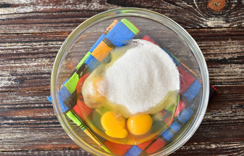 1. Этап. Шоколадный торт с апельсиновым кремом: В миску вбейте яйца, добавьте 125 грамм сахара.