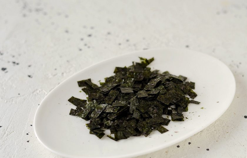 1. Этап. Веганский тунец: Морские водоросли нори нарежьте на мелкие квадратики или раскрошите руками.