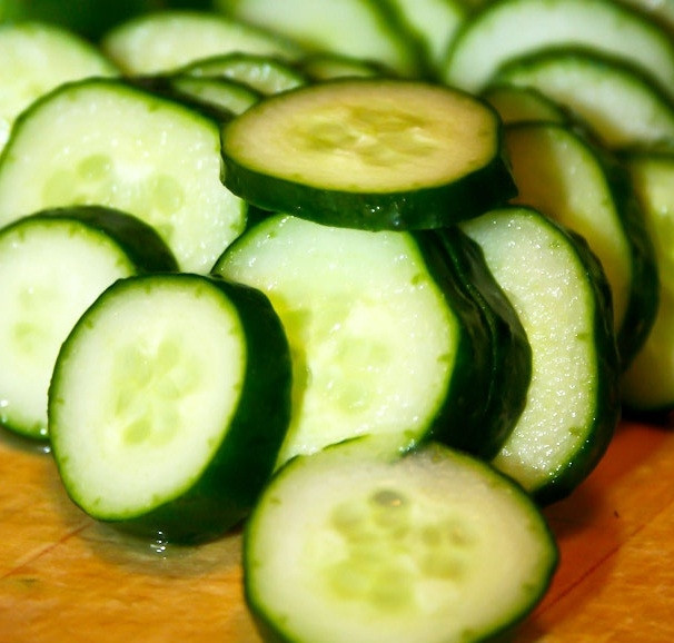 1. Этап. Огурцы по-болгарски: 1. Тщательно вымыть огурцы и нарезать кружочками по 4-5 мм.