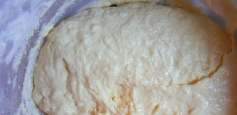 1. Этап. Пирожки с картошкой без дрожжей: В конце добавьте оставшееся сливочное масло. Тесто будет эластичным и не будет липнуть к рукам.