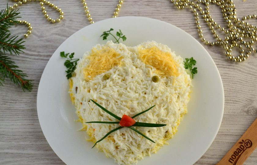 1. Этап. Слоеный салат «Мышка» с грибами и сыром: Украсьте салат в виде мордочки мышки, из оставшегося сыра сделайте ушки, носик сделайте из помидора или сладкого перца. Усики сделайте или перышек зеленого лука.