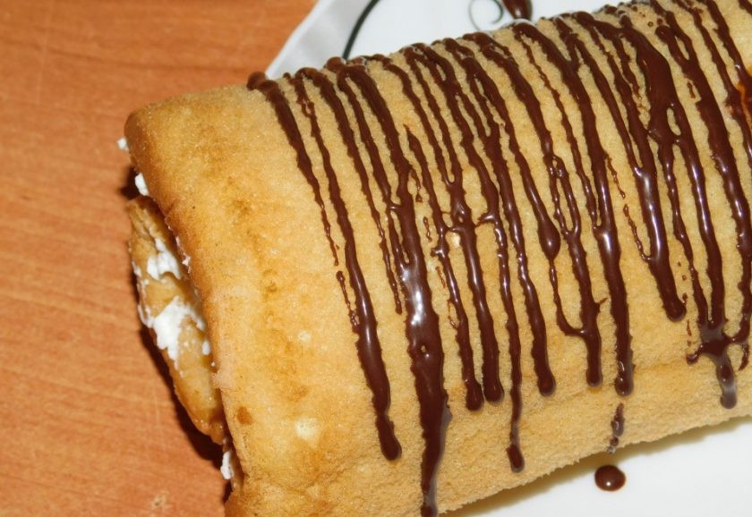 1. Этап. Заварной бисквитный рулет: Полейте бисквитный рулет растопленным шоколадом и уберите в холодильник, чтобы крем немного застыл.