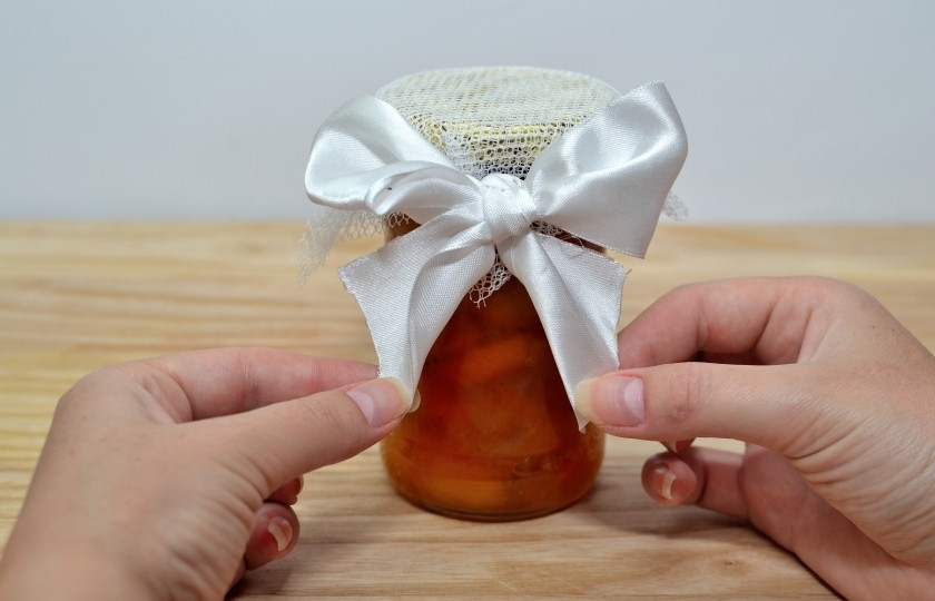 1. Этап. Джем из кураги: Разлейте ещё горячий джем из кураги по стерилизованным банкам. Закатайте и укутайте в одеяло. Когда джем остынет, минимум через два дня, можете подавать к столу. Приятного аппетита!