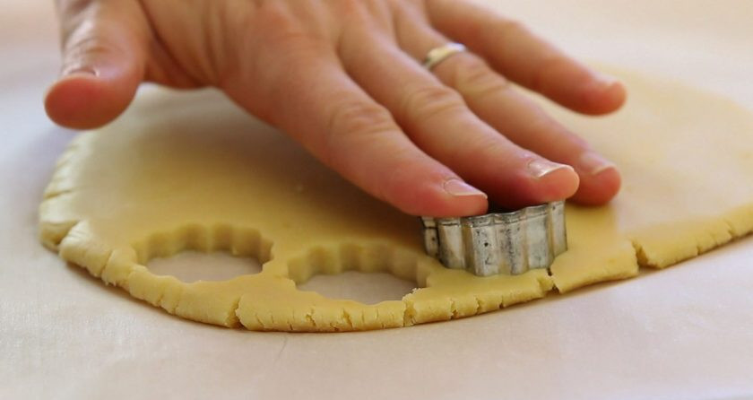 1. Этап. Песочное печенье с апельсином: 8. Вырежьте из него формочкой печеньки.