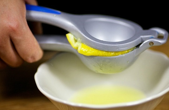 1. Этап. Cоус для лосося: 1. В небольшую мисочку выжмите сок лимона.