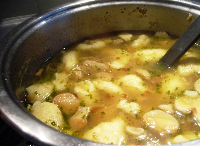 1. Этап. Суп из свежих дождевиков: Бросьте в суп грибы и, с помощью чайной ложки, выложите небольшими порциями тесто для галушек. Дайте покипеть 5 минут. Затем добавьте зелень, перемешайте и снимите с огня. Можно сразу подавать на стол.