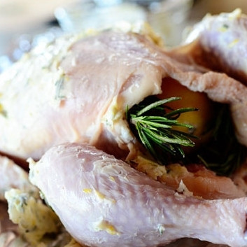 1. Этап. Курица, запеченная с лимоном и розмарином: Оставшиеся лимоны разрезаем пополам и кладем внутрь курицы вместе с несколькими веточками розмарина (по желанию).