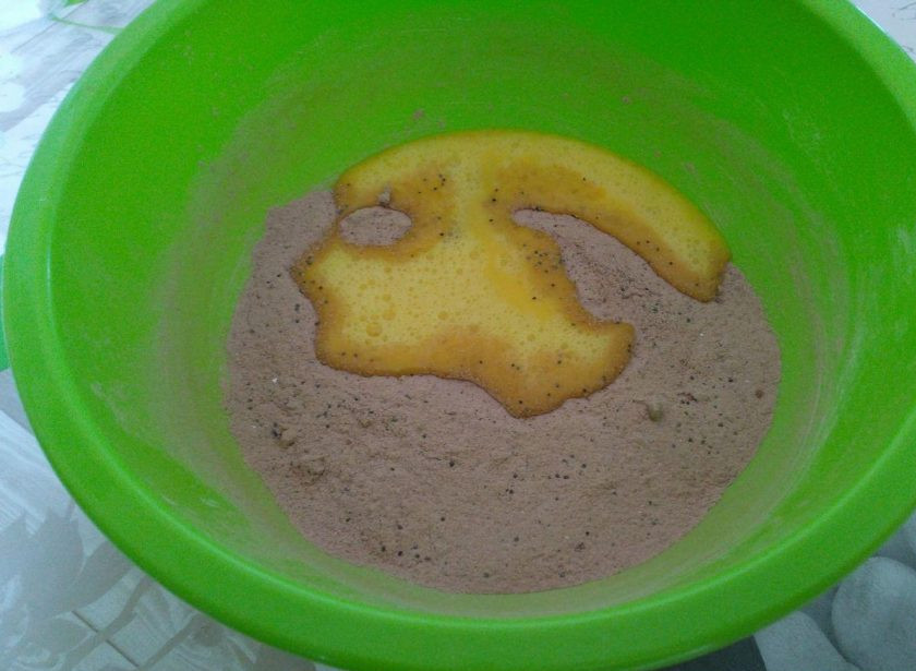 1. Этап. Шоколадные бискотти: Яйца слегка взбейте и влейте в миску к остальным ингредиентам.