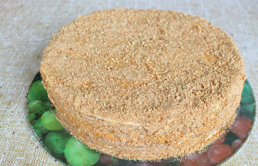 1. Этап. Медовик со сливками: Кусочки теста, которые остаются от коржей перемалываем. Крошкой посыпаем торт. Медовик пропитается за 5-6 часов.