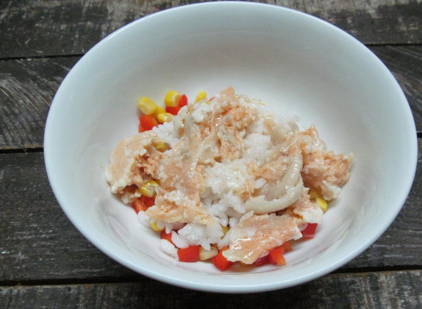 1. Этап. Блинчики с консервированным лососем и рисом: Добавьте половину банки консервированного лосося - примерно 100 гр. без жидкости. И тщательно перемешайте.